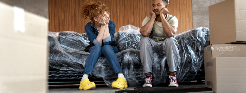 pareja con cajas de carton en su nuevo hogar